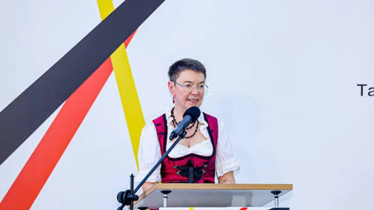 Embaixadora da Alemanha elogia democracia no Brasil e defende eleições