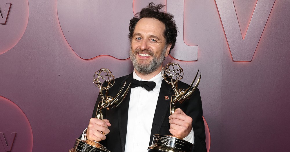 Matthew Rhys segura os dois Emmys de Melhor Ator conquistados na mesma cerimônia — Foto: Getty