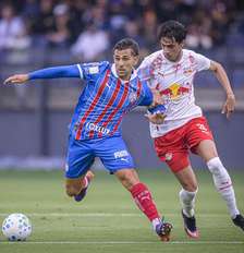 Nicolás Acevedo, do Bahia, disputa lance com Rodriguinho, do Bragantino, pelo Brasileirão. Foto: Anderson Lira/Sports Press Photo/SPP/Alamy Live News