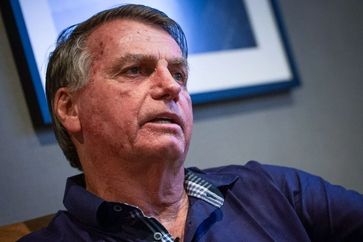 PF pede a Moraes definição sobre fuzil e pistola de Bolsonaro