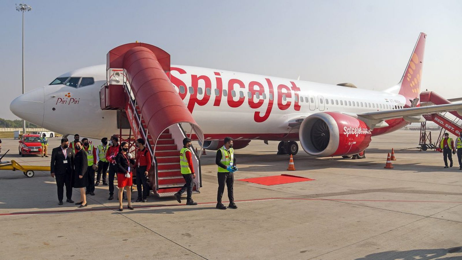 Os passageiros da Flyer protestam no aeroporto de Deli após atrasos nos voos da SpiceJet para Dubai