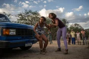 Dinorah (Alice Carvalho) e Dilvânia (Thainá Duarte) em Cangaço Novo