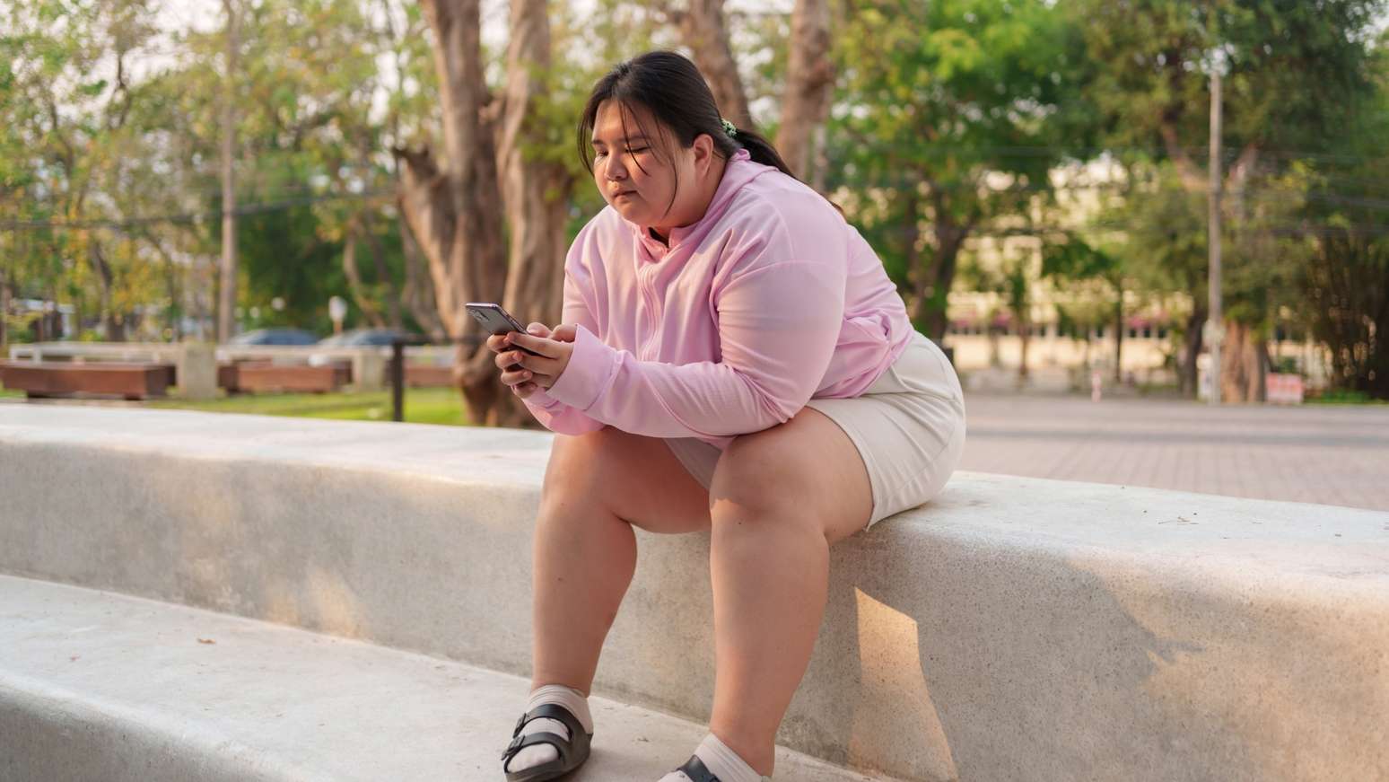 Estudo da The Lancet faz alerta grave sobre a saúde dos adolescentes. Entenda como o uso de telas, obesidade e crise climática afetam