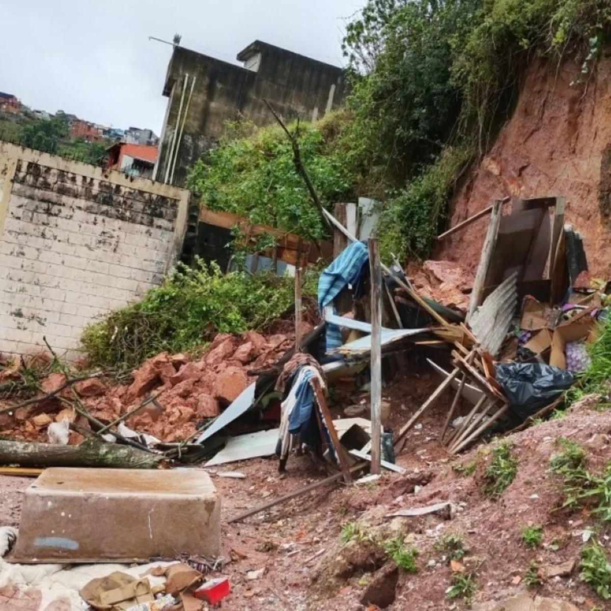 Sobe para 3 o número de mortes causadas pelas chuvas em SP