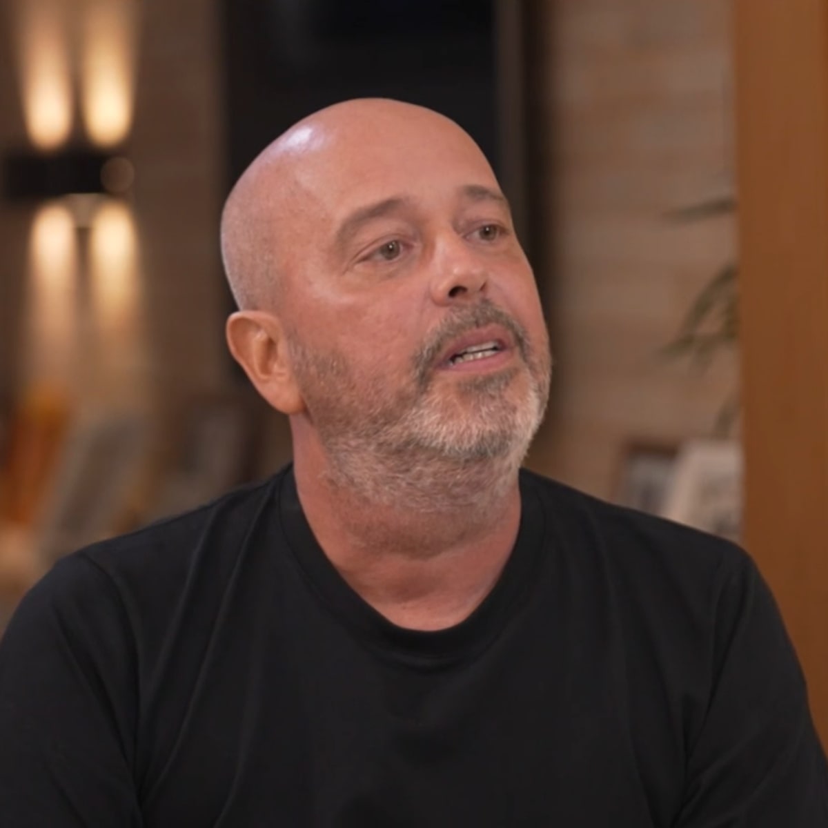 Alex Escobar esboça volta e lembra drama: ‘Poderia morrer de infarto, sem saber que tinha um tumor’