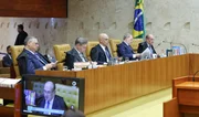 Em sessão caótica, STF não resolve crise e joga solução para futuro incerto