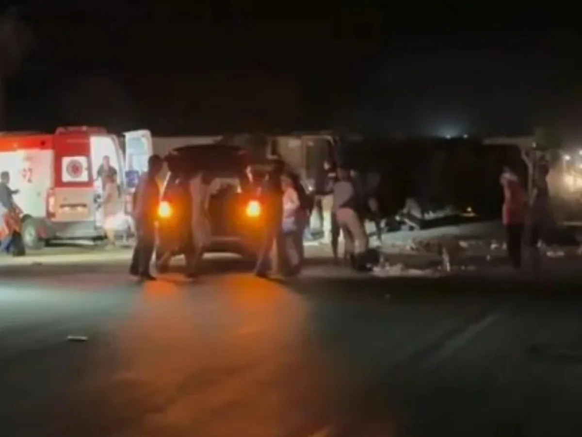 Batida entre ônibus e carreta deixa 6 mortos e feridos na BR-116, em MG