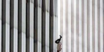 Era um dilema horr&iacute;vel que ele [homem da foto] enfrentou, sufocar ou cair, e escolheu a segunda op&ccedil;&atilde;o Foto: Richard Drew para AP