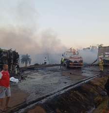 Veículos pegaram fogo após a colisão Foto: Divulgação/Polícia Rodoviária Federal