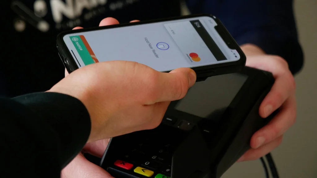 Carteira digital é segura? Como funciona a proteção no Apple Pay e Google Wallet