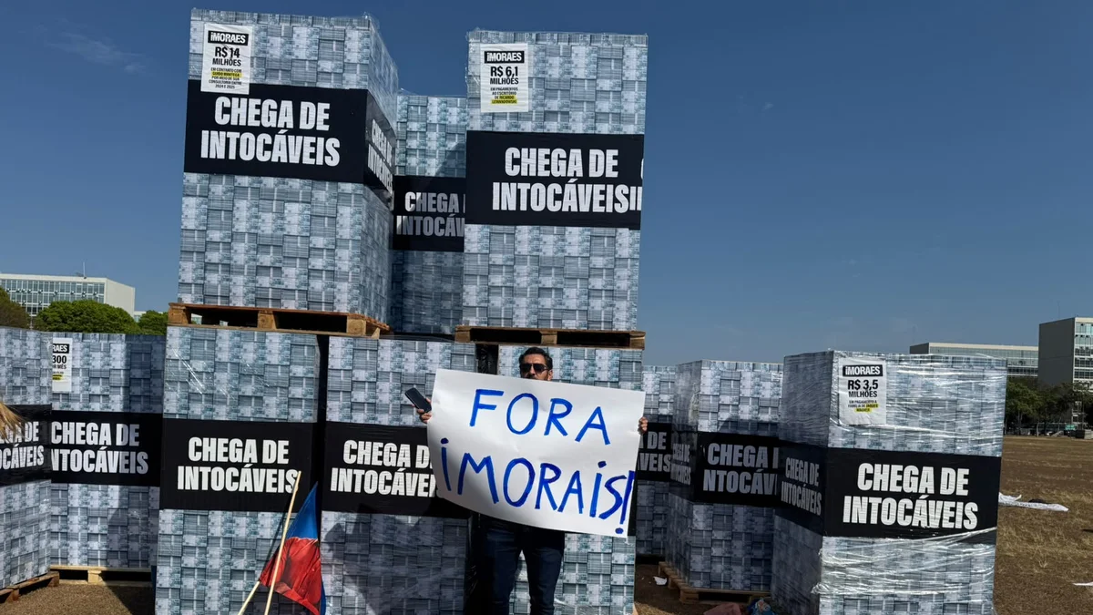 Manifestantes protestam contra Moraes antes de início de sessão no STF