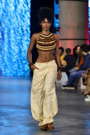 Metrópoles Catwalk: Letícia Gonzaga, Biruta e Tela Ambulante agitam 1° dia