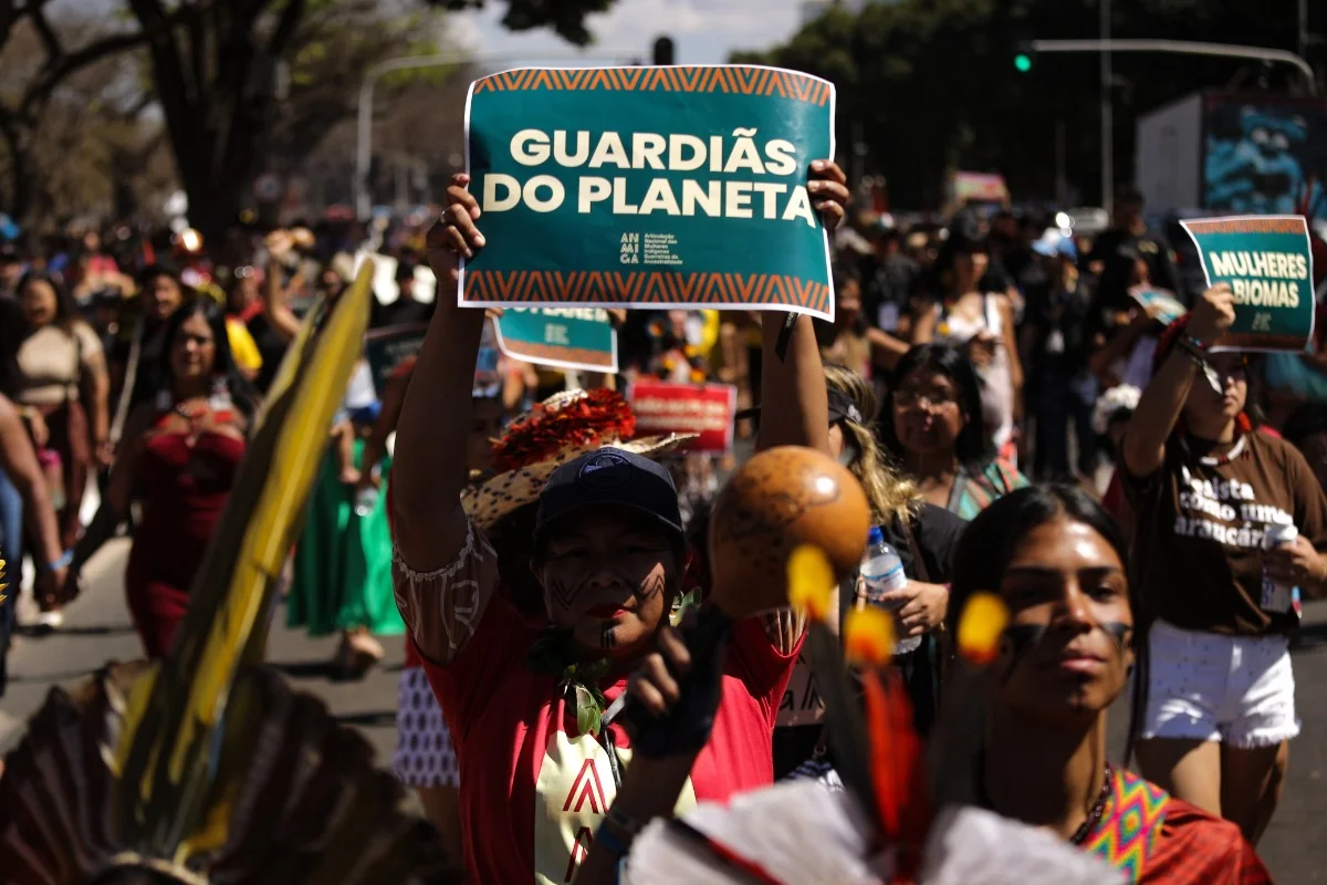 Foto colorida de marcha de mulheres indígenas