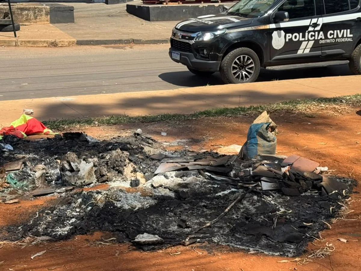 Mãe de bebê carbonizado em monte de lixo no DF é presa por infantícidio