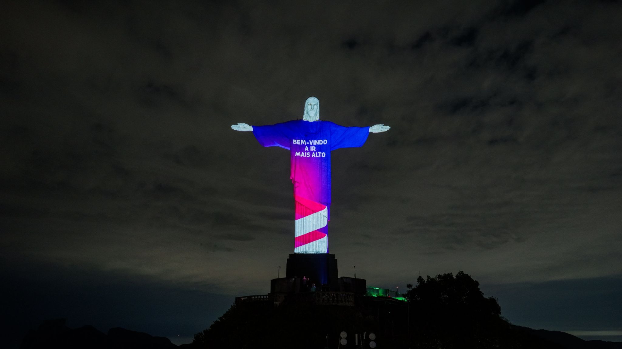 ‘Bem-vindo a ir mais alto’: LATAM leva sua nova assinatura global de marca ao Cristo Redentor