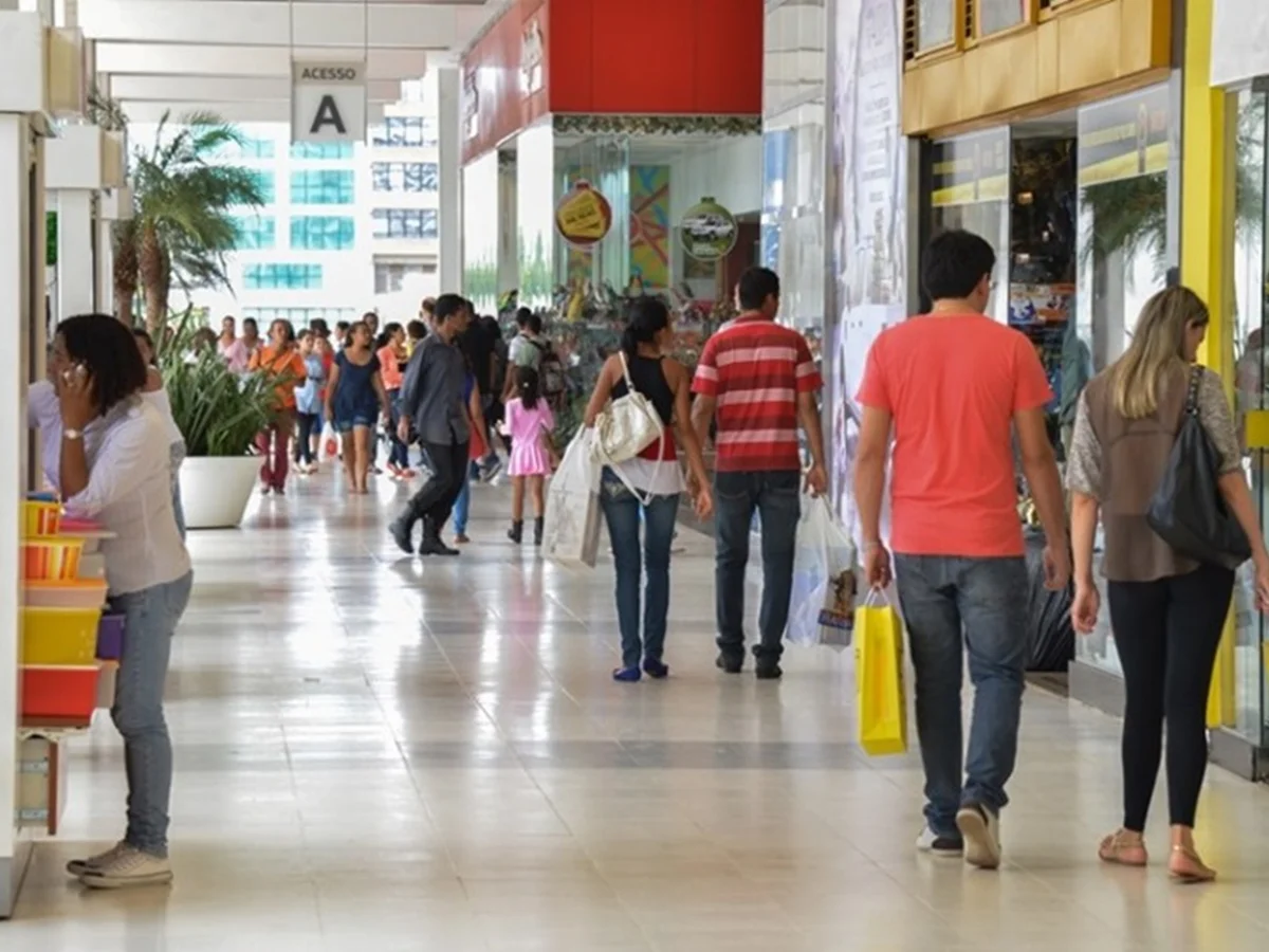 Vendas no varejo nacional caem 0,8% em julho, diz IBGE