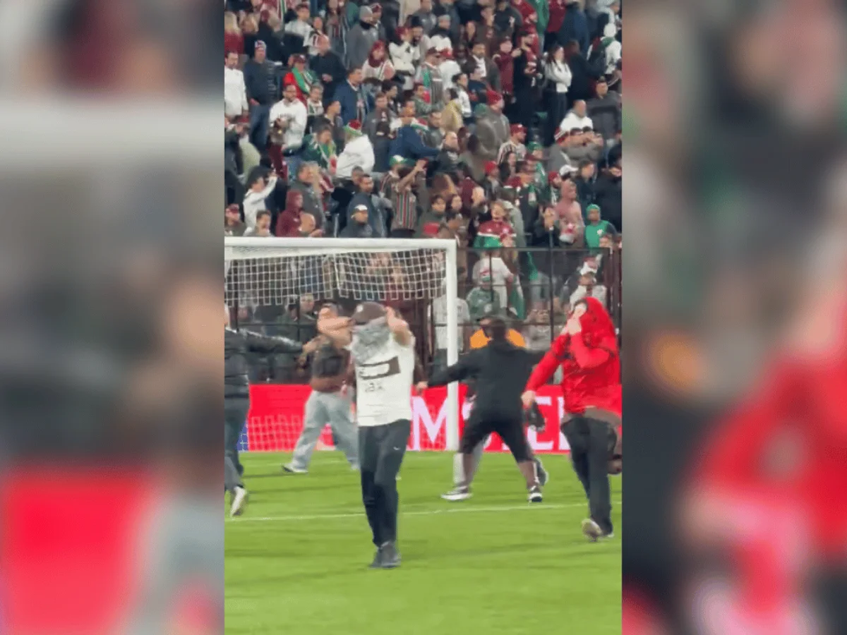 Torcida do Platense invade campo após eliminação para o Fluminense