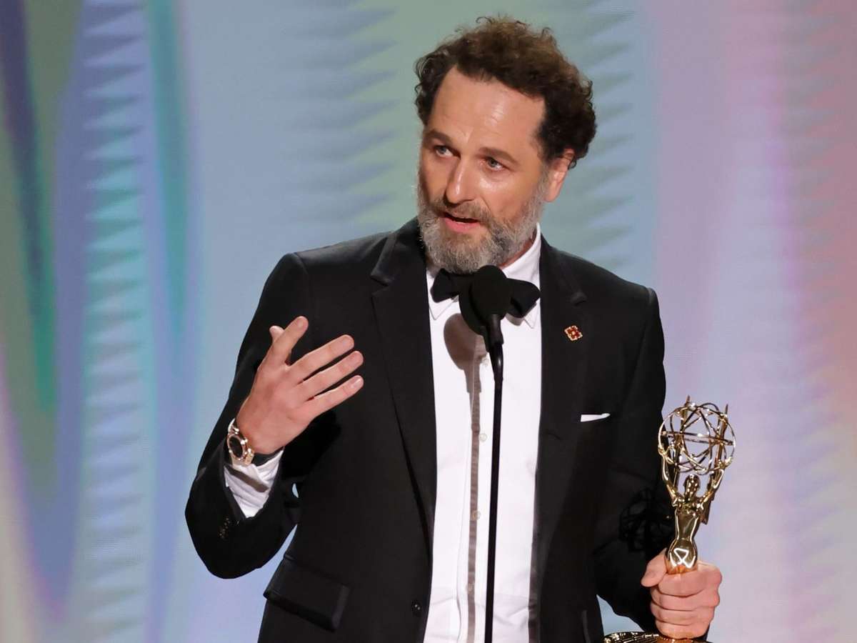Matthew Rhys faz história no Emmy ao vencer dois prêmios de atuação na mesma noite