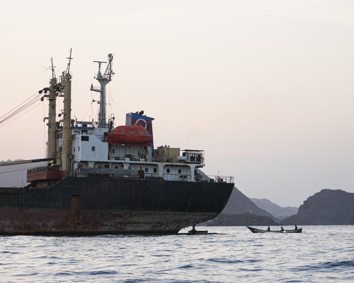 Houthis tomam ilhas estratégicas do Mar Vermelho enquanto analistas alertam para uma crise iminente no petróleo