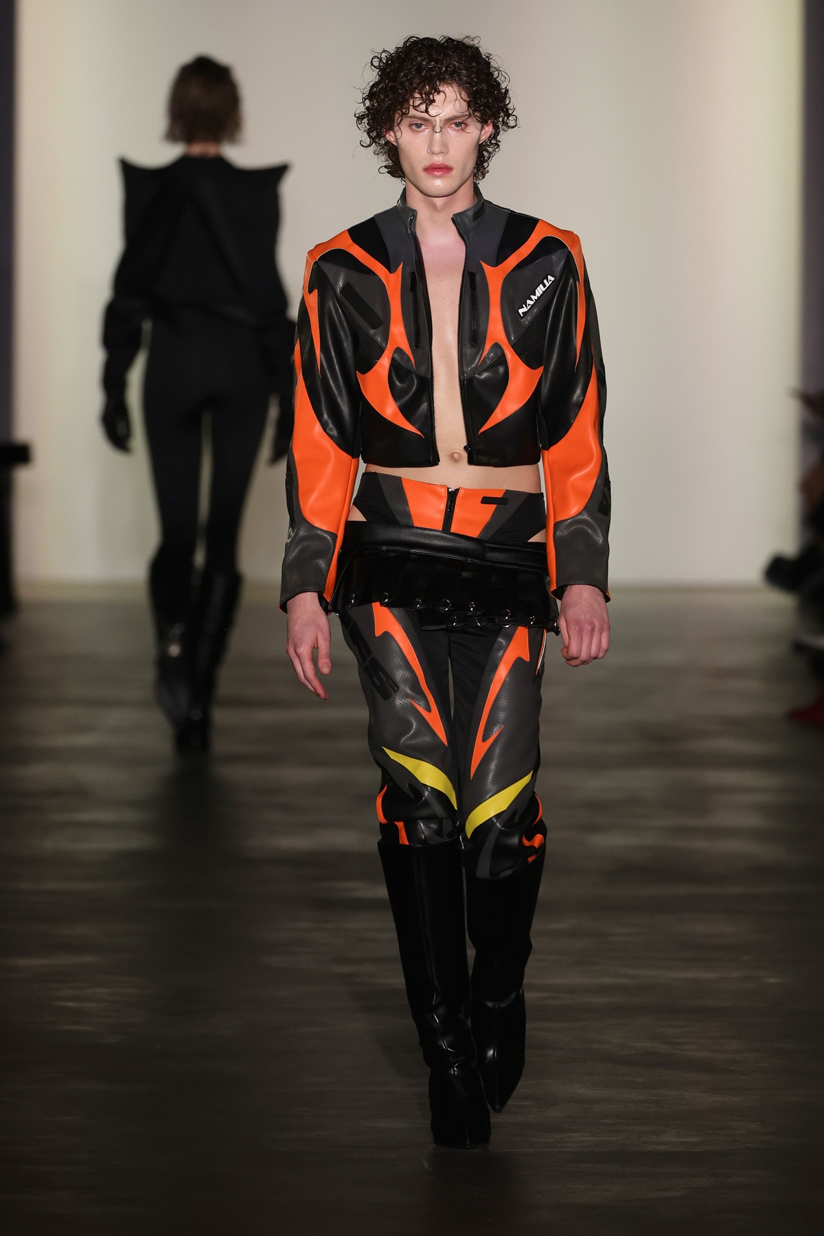 Virginia usa outfit apresentado em desfile de Berlim no GP da Espanha