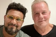 Luiz Fernando Guimarães ao lado do marido, Adriano Medeiros