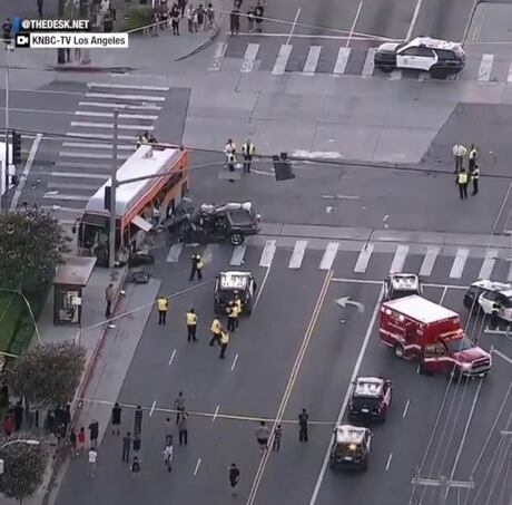 Helicóptero que fazia cobertura para TV cai e deixa ao menos 3 mortos em Los Angeles