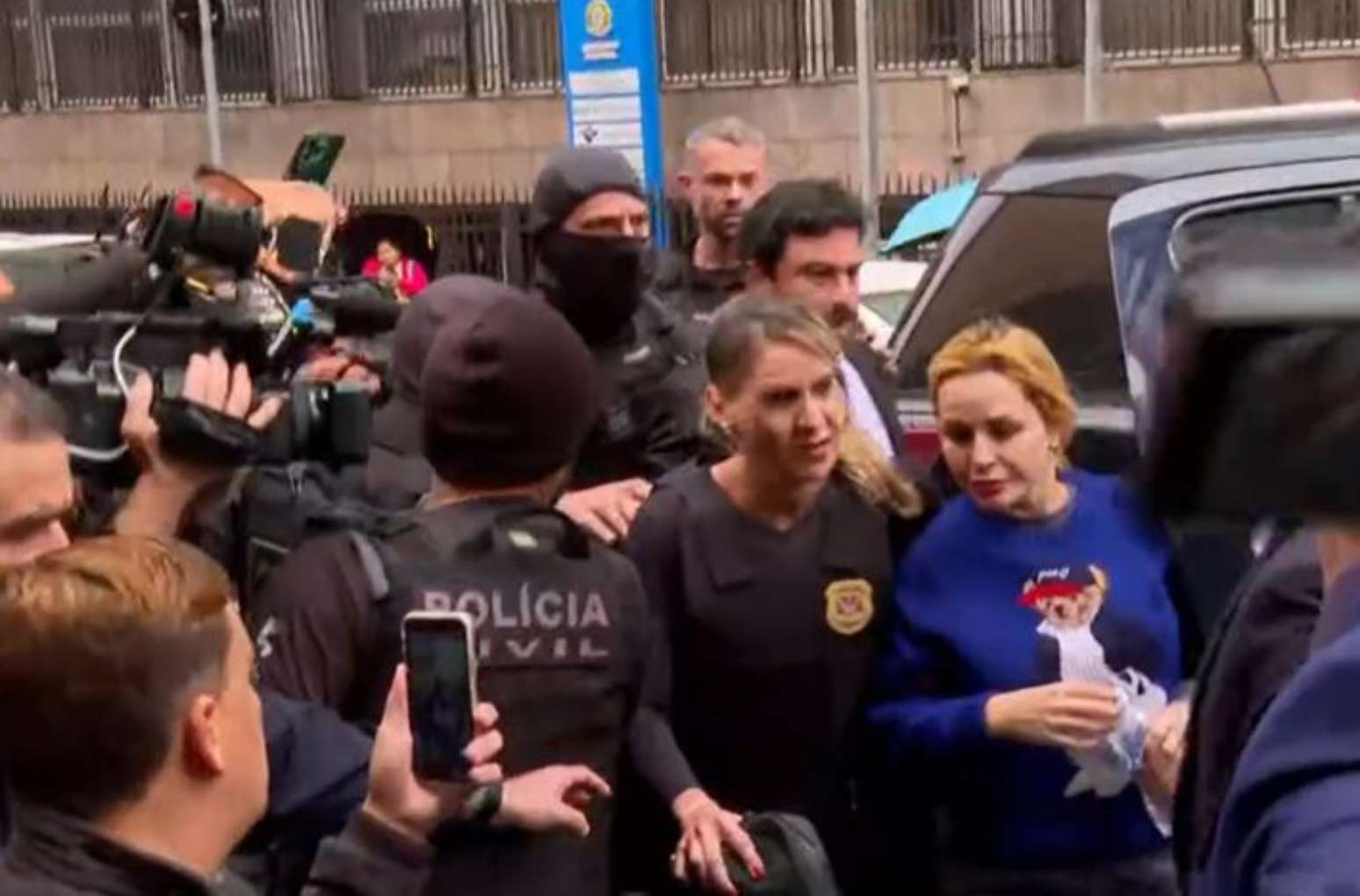 Influenciadora Deolane Bezerra chega à sede da Policia Civil em São Paulo, após ser presa por suspeita de lavagem de dinheiro do PCC