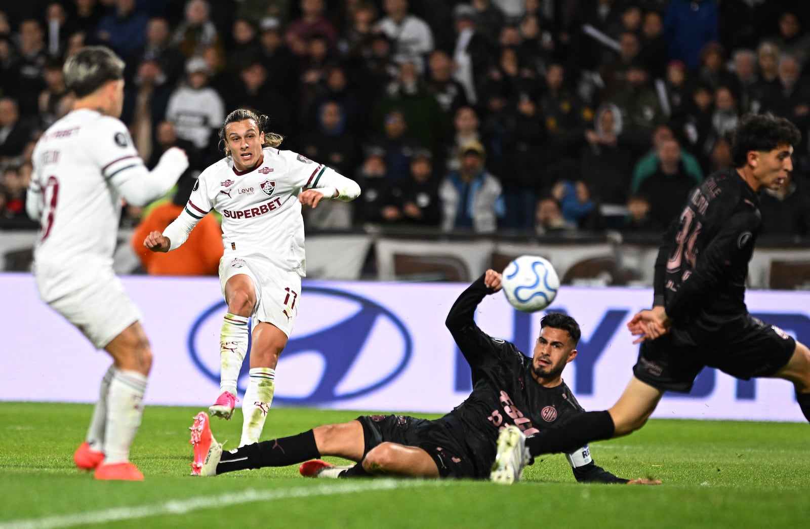 Canobbio marcou o gol que garantiu a vaga do Fluminense na semifinal