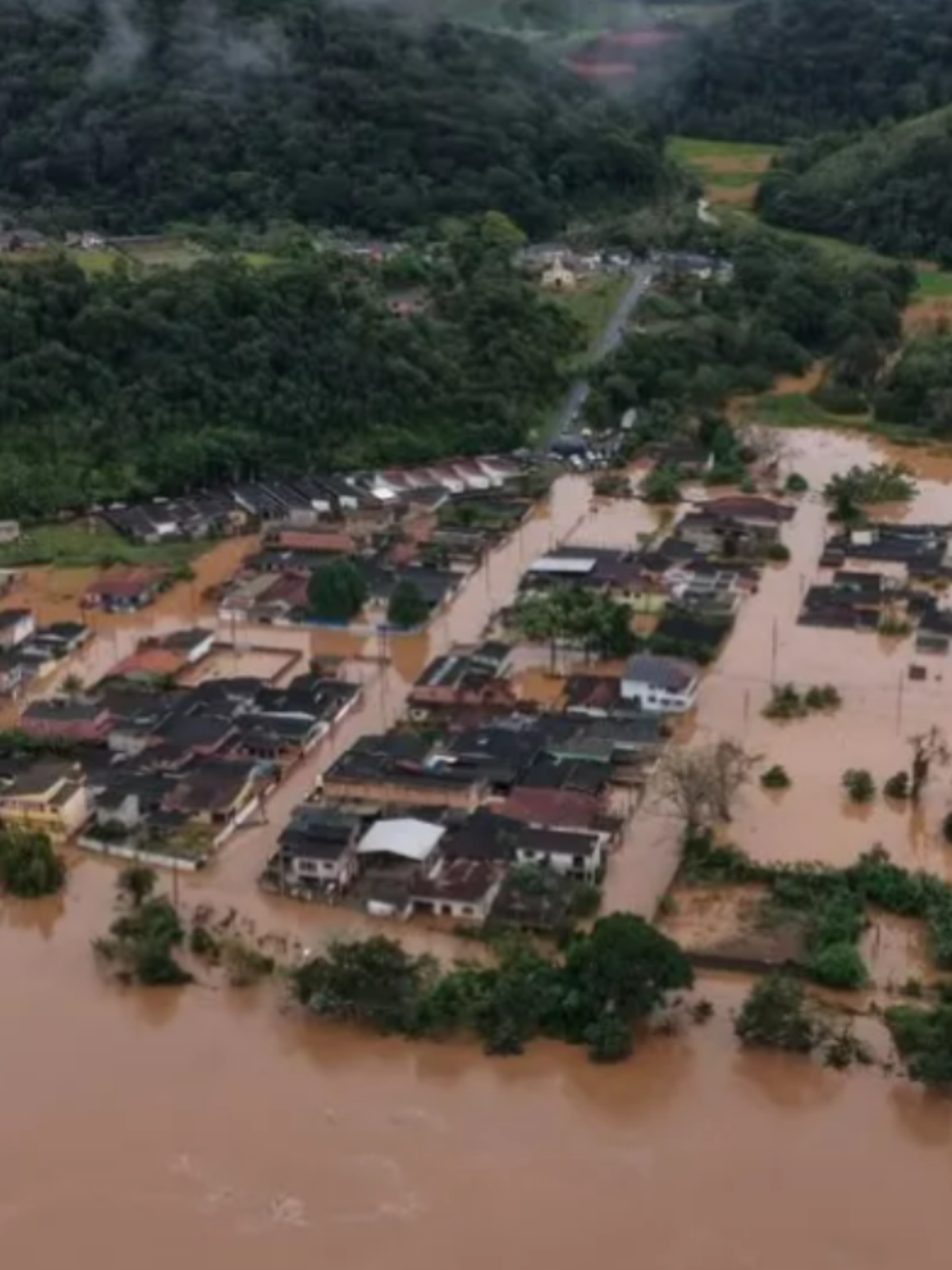 Casas, ruas e comércios são inundados após enchente no Vale do Ribeira, em São Paulo