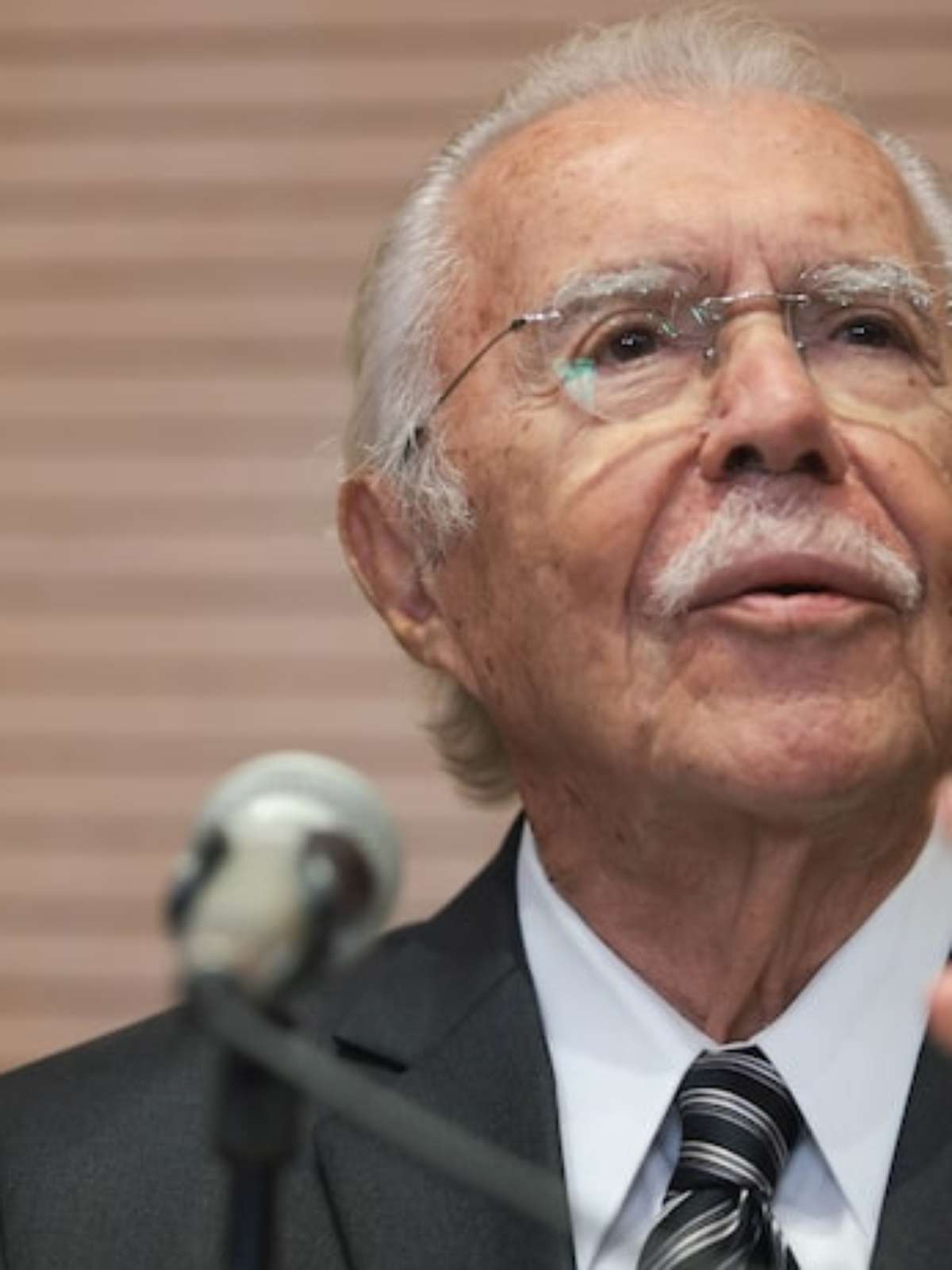 José Sarney evolui em tratamento de pneumonia, afirma hospital
