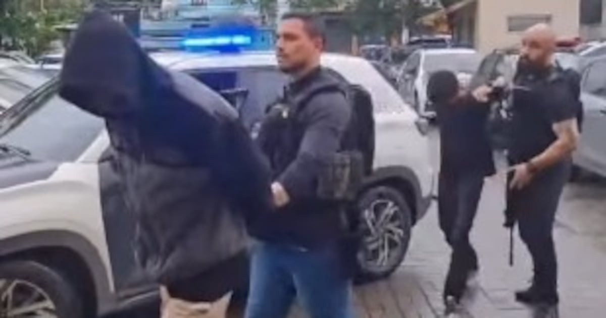 Polícia prende dois traficantes e apreende arma e drogas durante ação em Belford Roxo (RJ)