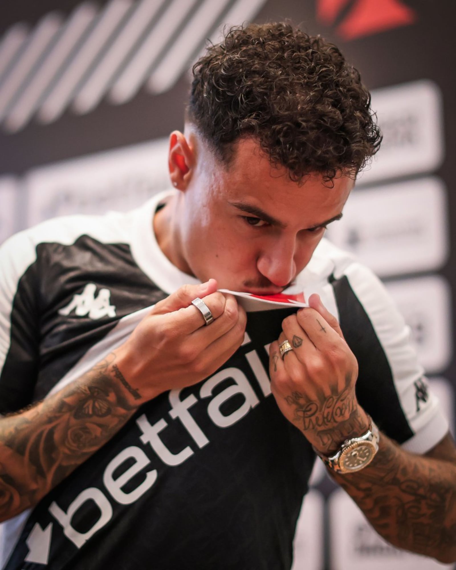 Pedrinho sabe. Philippe Coutinho abriu mão de muito dinheiro para voltar ao Vasco. E tem o direito de recomeçar no Santos Reprodução/Vasco
