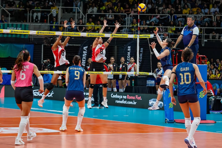 Vôlei feminino do Brasil passa fácil pelo Peru e continua imbatível na busca por vaga olímpica