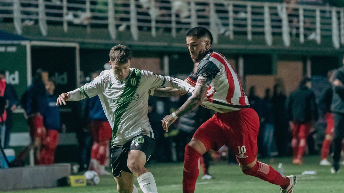 Lautaro Gómez, autor del golazo para Banfield, ante Iván Tapia, quien convirtió el 1-1 de penal para Barracas