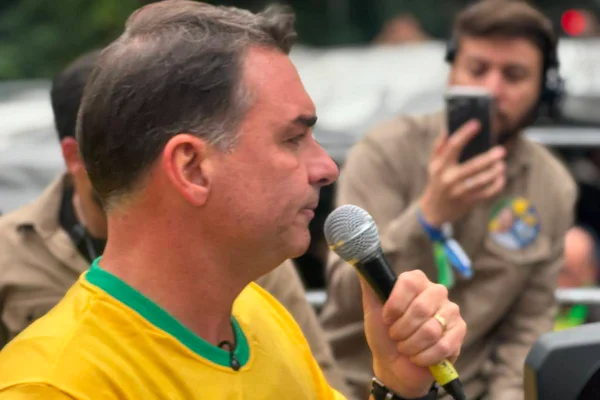 Flávio modera discurso ao mercado e endurece com pauta anti-STF nas ruas - destaque galeria