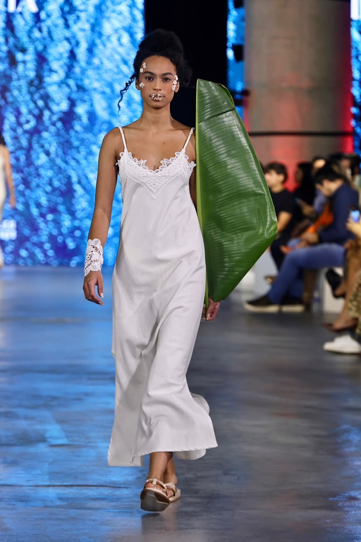 Metrópoles Catwalk: Letícia Gonzaga, Biruta e Tela Ambulante agitam 1° dia