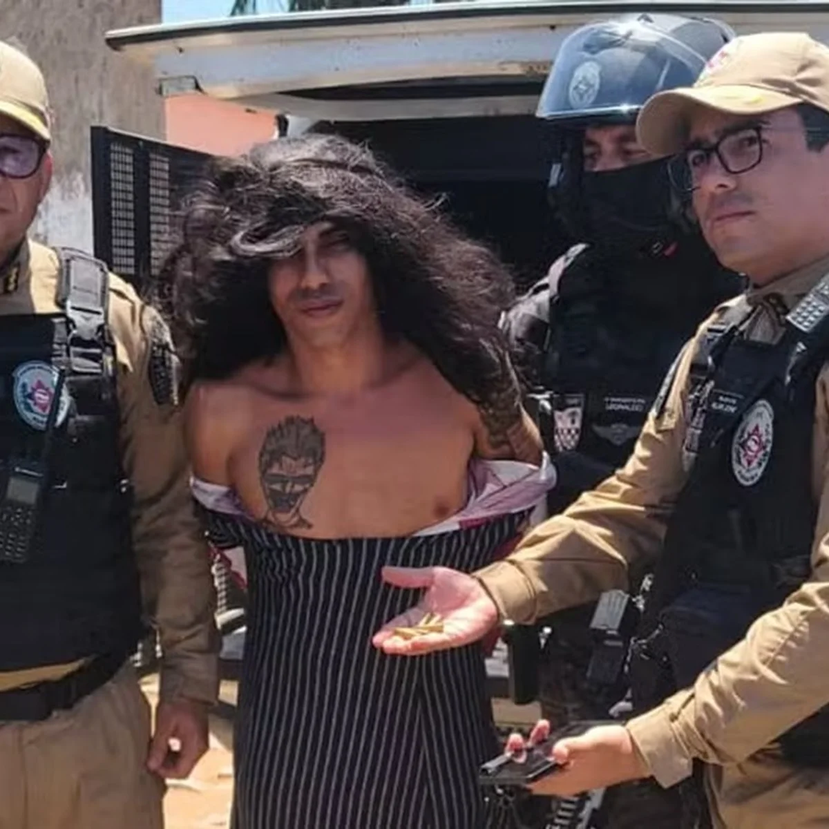 PB: suspeito de crimes é preso ao se vestir de mulher para enganar polícia