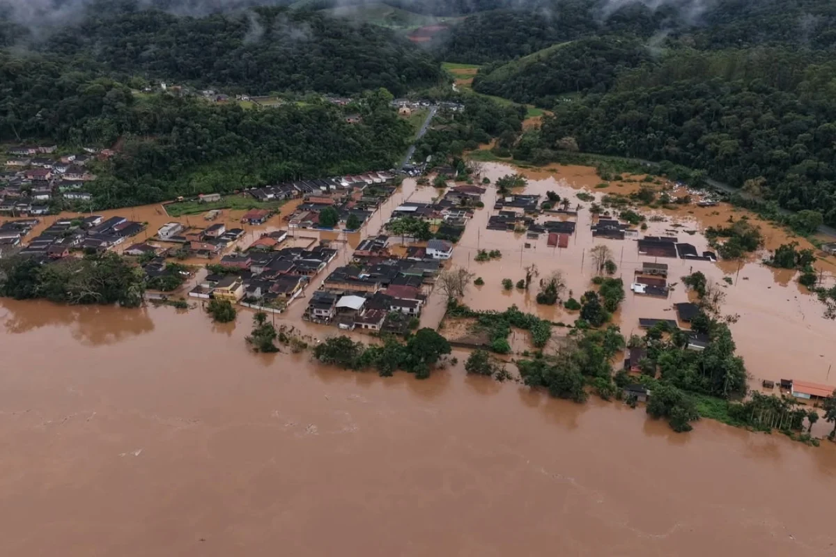 A cidade de Eldorado, interior de SP, ficou parcialmente submersa após as chuvas dos últimos dias