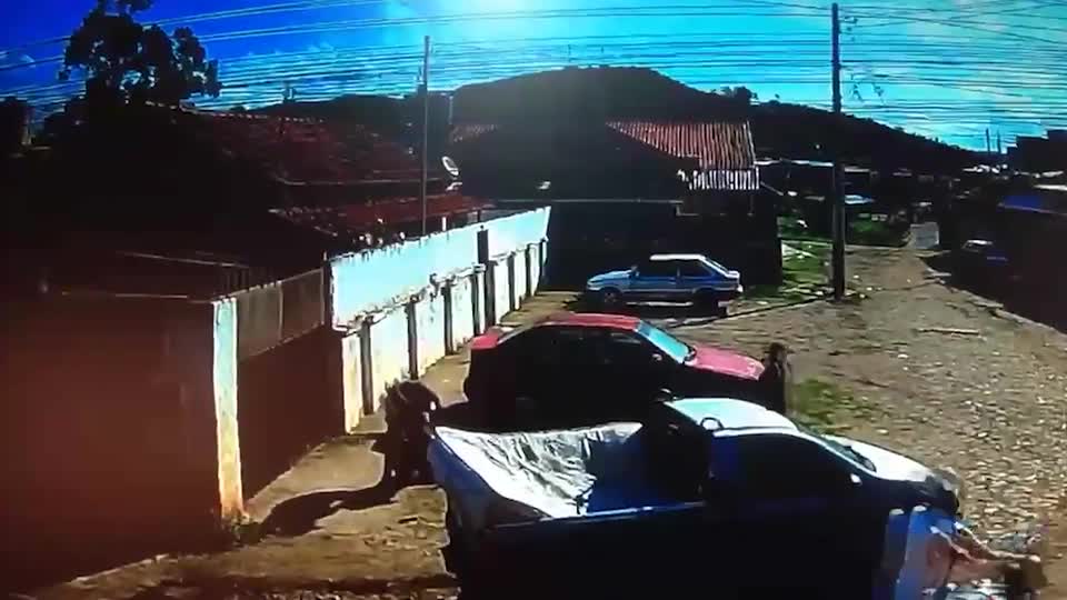 Vídeo: Homem é atropelado e agredido com golpes de picareta após discussão em Caeté (MG)
