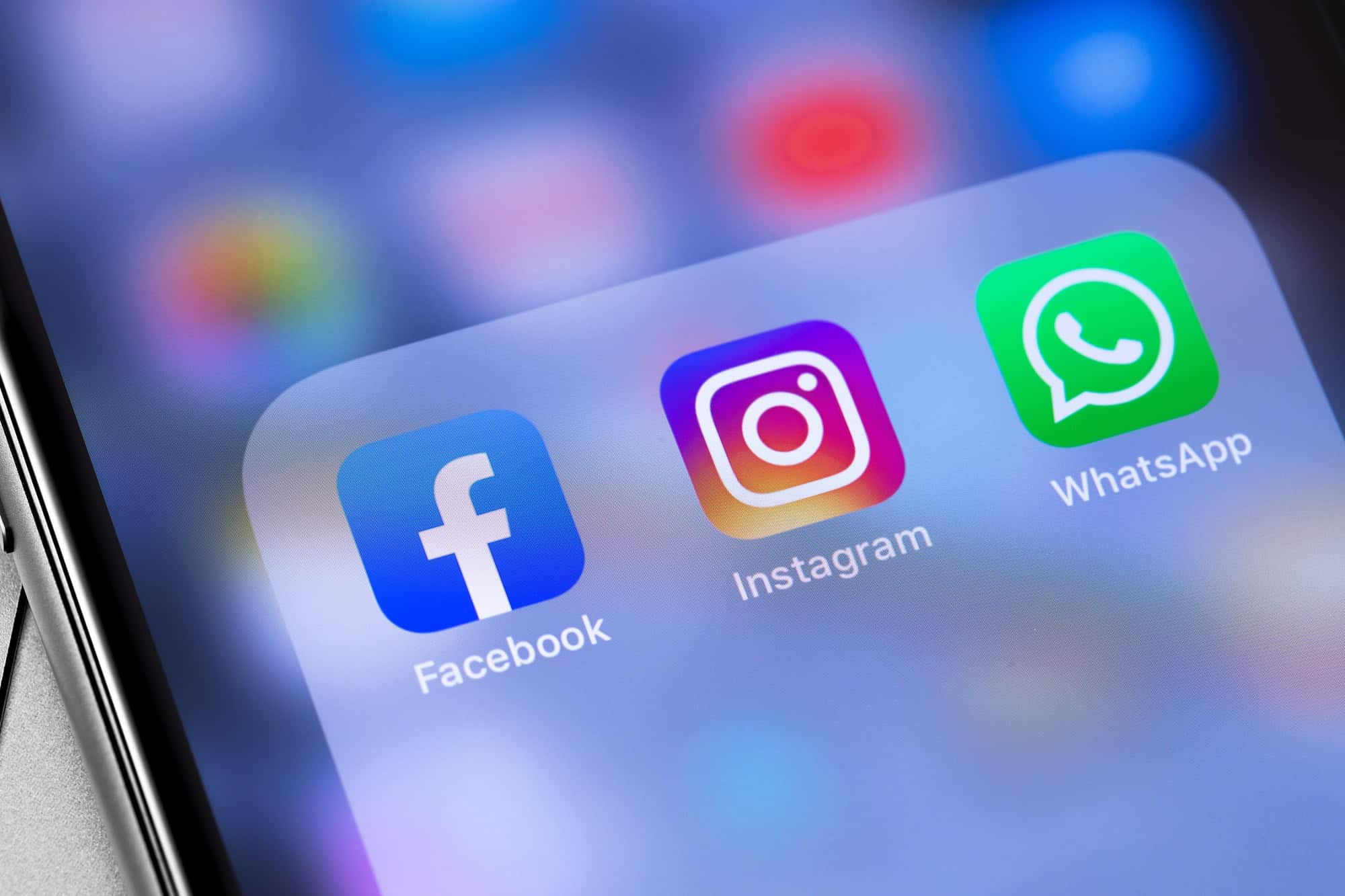 logos de facebook, instagram e whatsapp na tela de um celular
