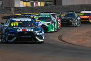No fim da volta inicial, Zezinho Muggiatti e Lucas Kohl se tocaram e rodaram, mas ambos conseguiram retornar à pista