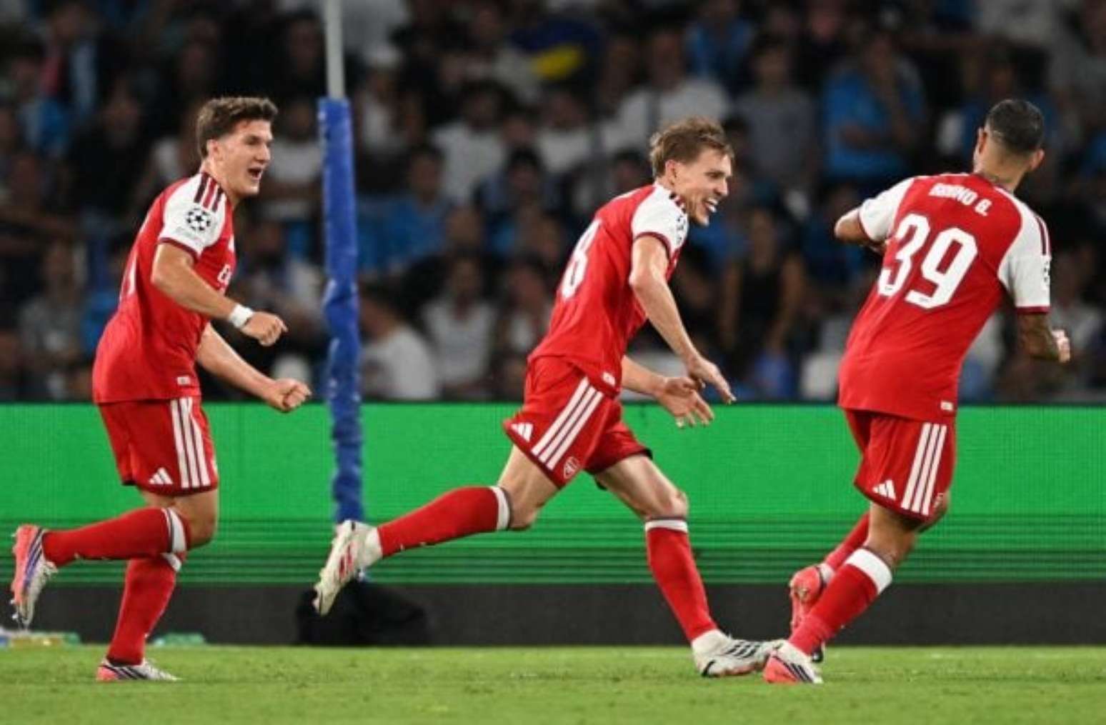 Jogadores de Napoli e Arsenal em disputa de bola na Champions &ndash;