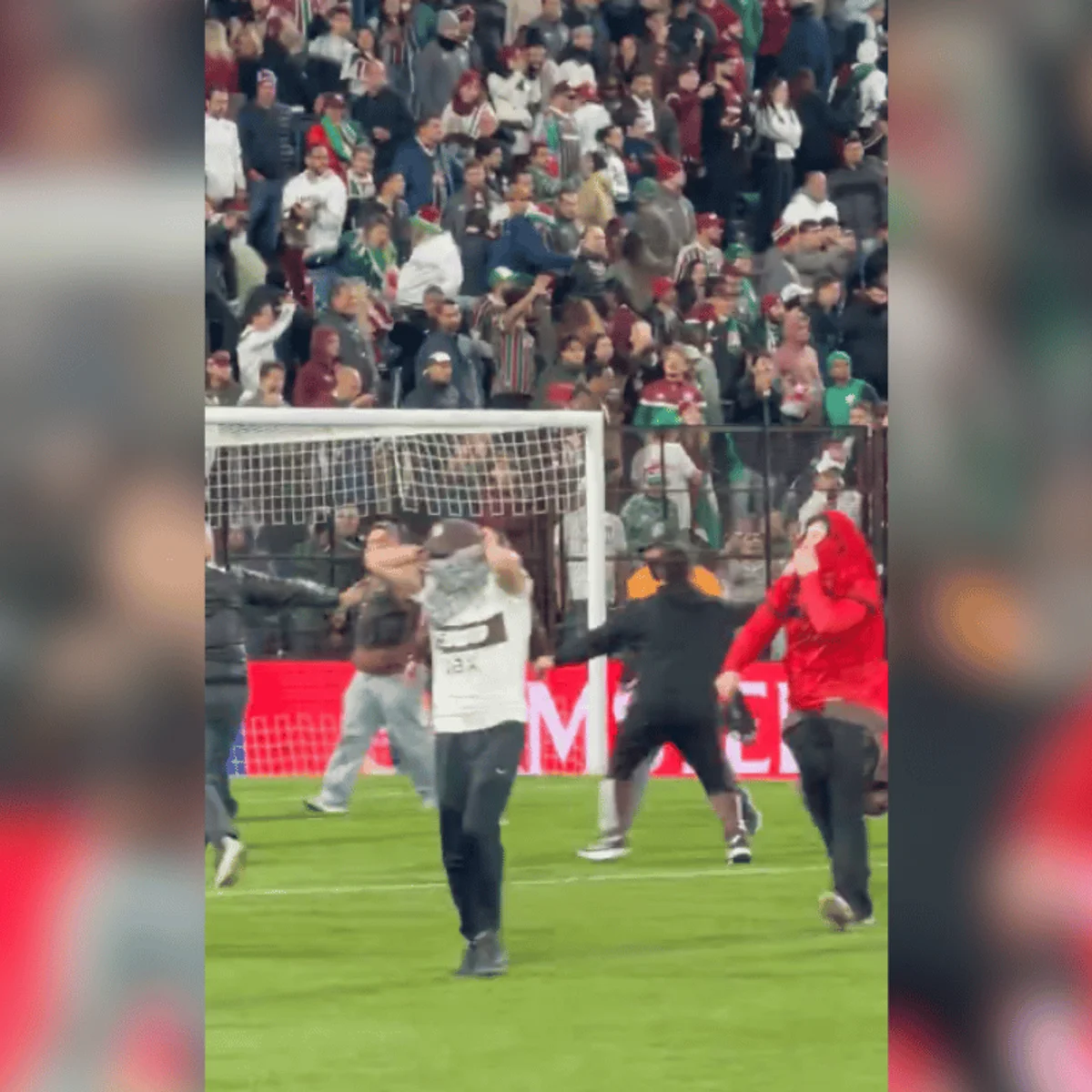 Torcida do Platense invade campo após eliminação para o Fluminense