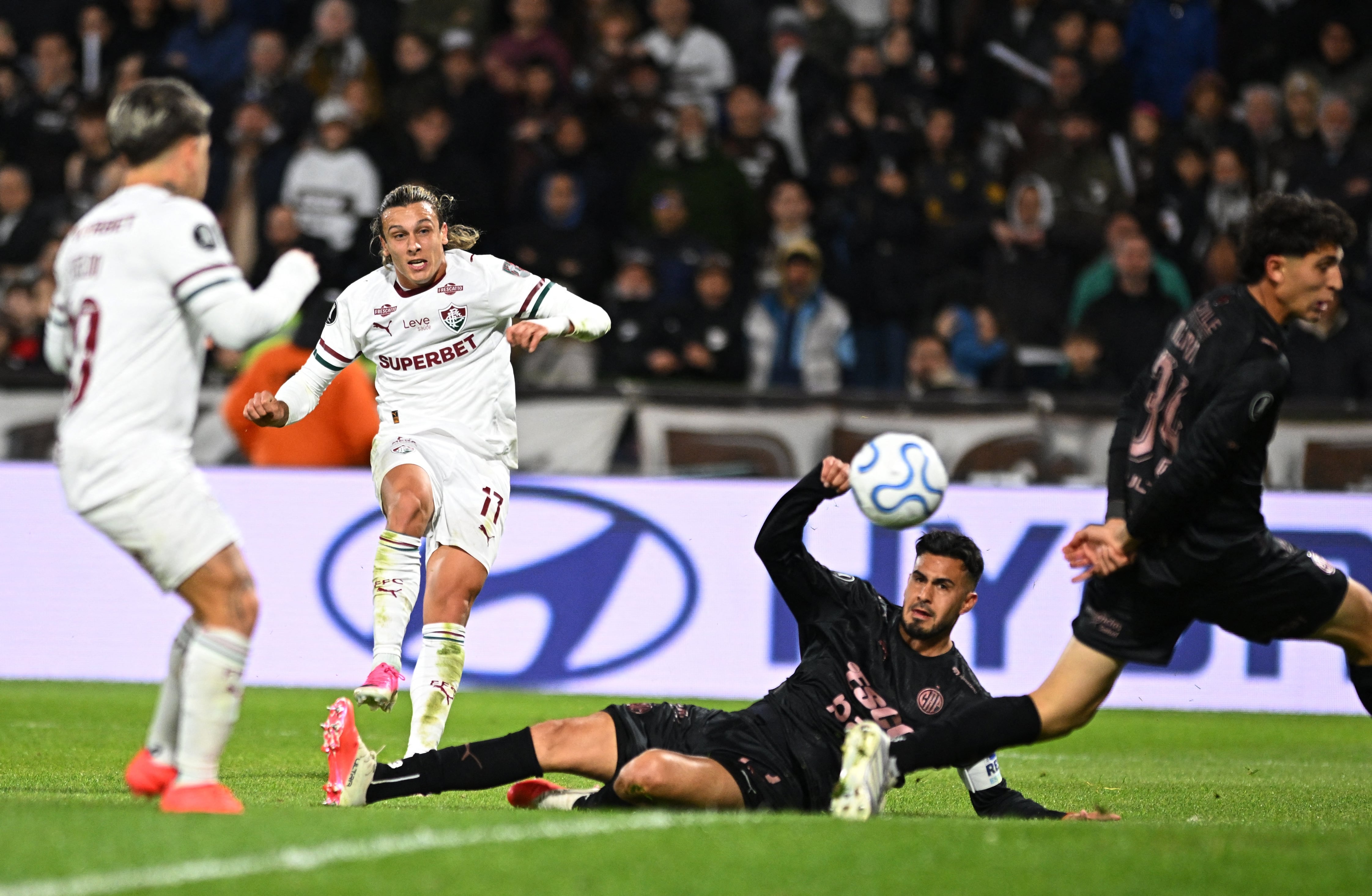 Fluminense supera apagão com brilho de Canobbio e avança à semifinal da Libertadores