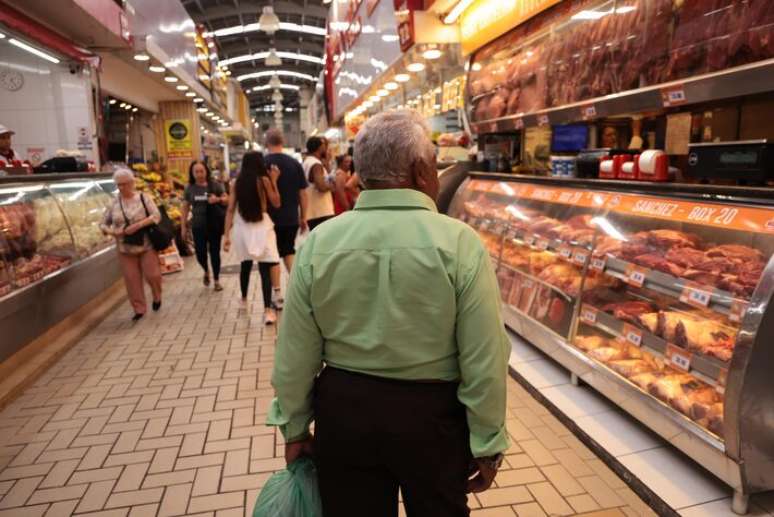 Seis em cada 10 brasileiros precisam fazer atividades extras para completar renda, diz pesquisa