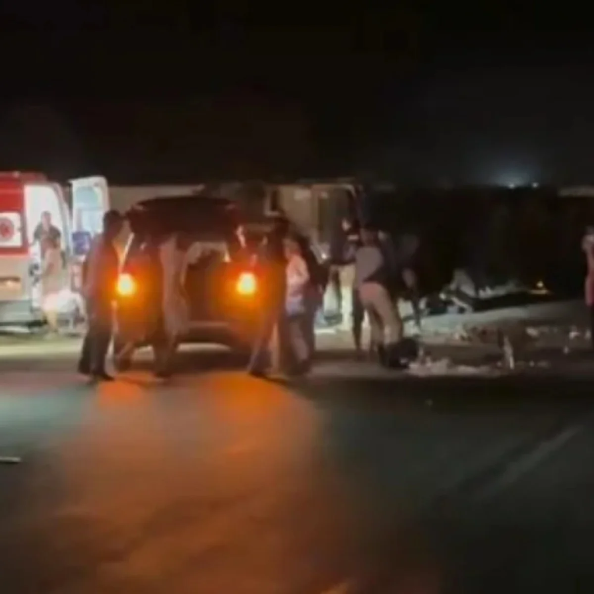 Batida entre ônibus e carreta deixa 6 mortos e feridos na BR-116, em MG