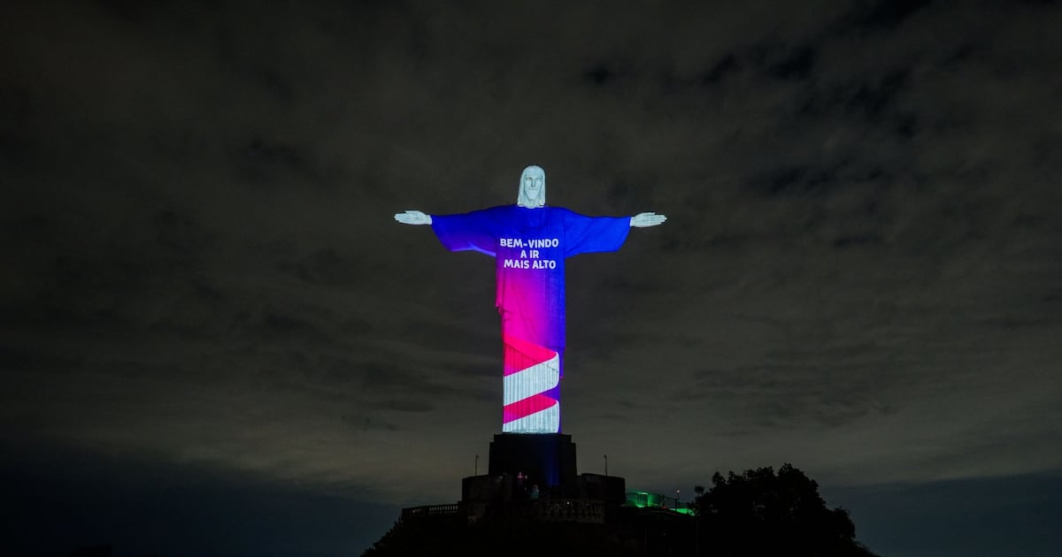‘Bem-vindo a ir mais alto’: LATAM leva sua nova assinatura global de marca ao Cristo Redentor