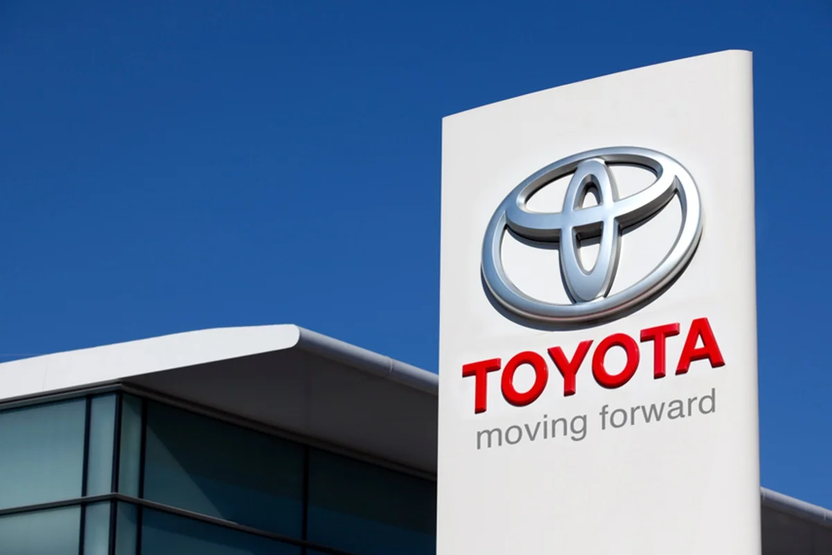 Imagem de fachada de concessionária da Toyota, montadora japonesa - Metrópoles