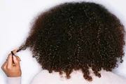 Zendaya aposta no corte pixie para o Emmy 2026; inspire-se no visual