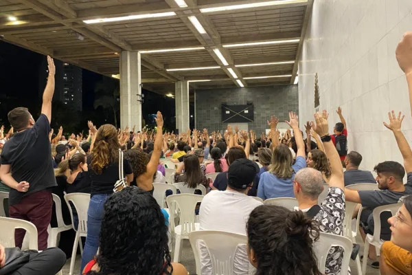 Professores de escolas particulares de BH entram em greve